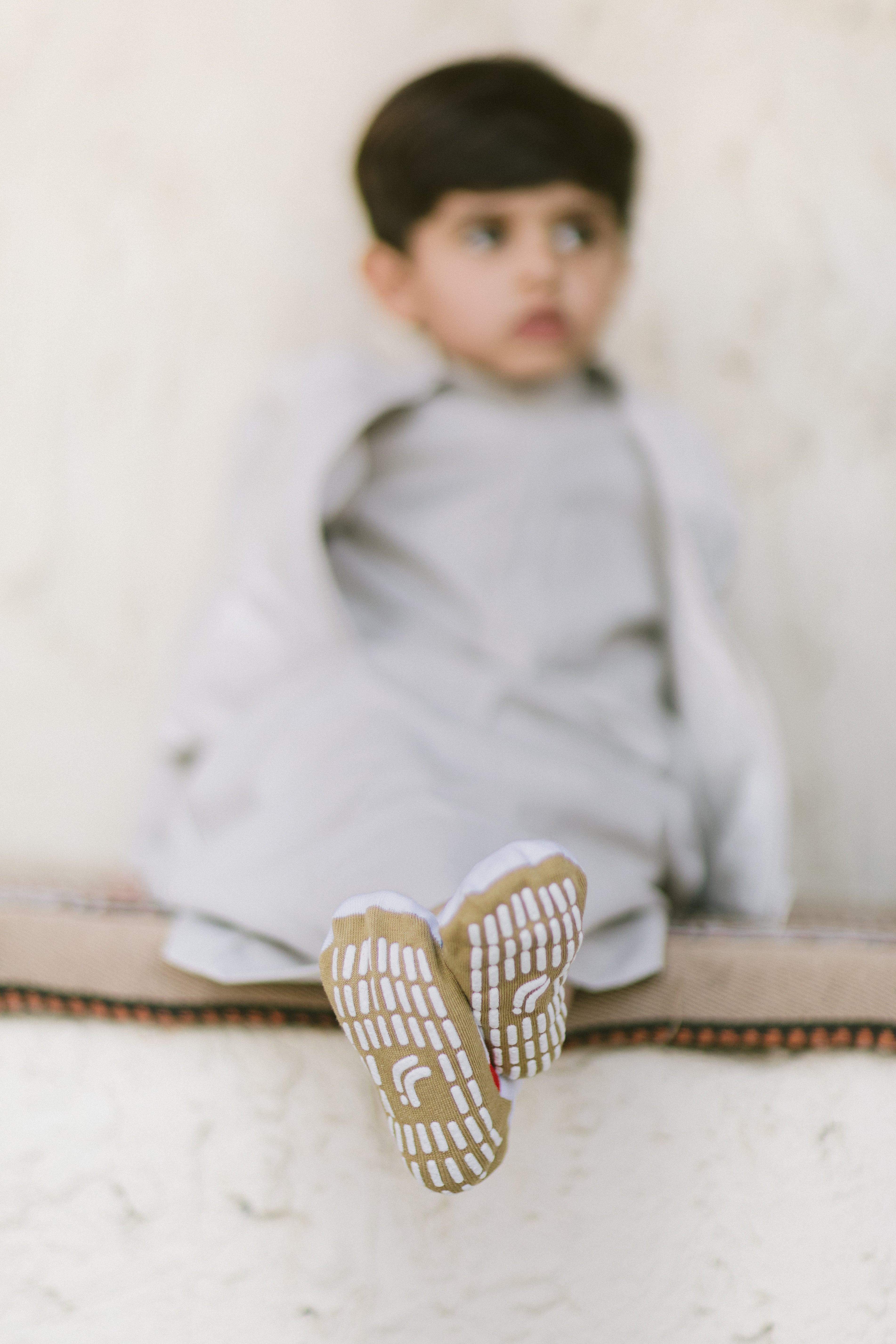 دلاغات مانعة للانزلاق بتصميم نعال نجديه (3 ألوان)